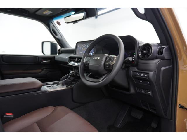 ランドクルーザー２５０ ＶＸファーストエディション　ワンオーナー　１ｓｔエディション限定カラー　ムーンルーフ　ルーフレール　トヨタチームメイト　デジタルインナーミラー　ダークチェスナットブラウンレザーシート　パノラミックビューモニター　ドラレコ（31枚目）