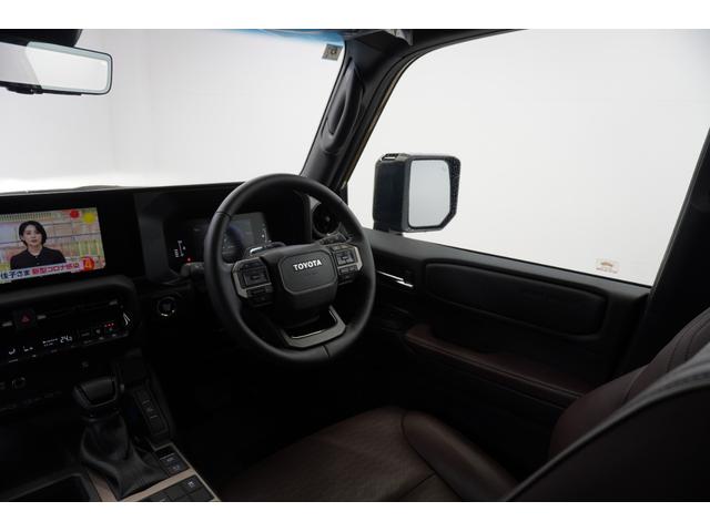 ランドクルーザー２５０ ＶＸファーストエディション　ワンオーナー　１ｓｔエディション限定カラー　ムーンルーフ　ルーフレール　トヨタチームメイト　デジタルインナーミラー　ダークチェスナットブラウンレザーシート　パノラミックビューモニター　パワーバックドア（34枚目）