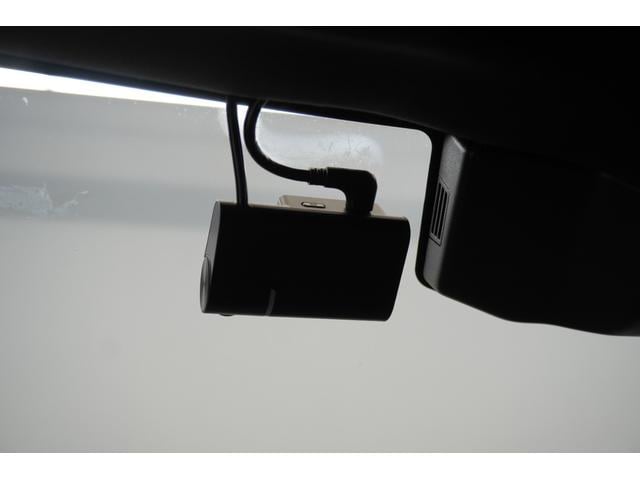 ディフェンダー １１０Ｘ－ダイナミックＨＳＥ　Ｄ３００　パノラマルーフ　ＭＥＲＩＤＩＡＮサウンドシステム　エアサスペンション　純正サイドステップ　３６０°カメラ　クールＢＯＸ　シートヒーター　ベンチレーション　レーダー探知機　ドラレコ　禁煙車（18枚目）