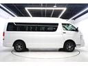 ハイエースワゴン グランドキャビン　登録済未使用車　デジタルインナーミラー　イージークローザー付片側パワースライドドア　ＬＥＤヘッドライト　全方位モニター　バックカメラ　純正アルミホイール　ＥＴＣ２．０　純正７インチナビ　フロアマット（4枚目）