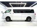ハイエースワゴン グランドキャビン　登録済未使用車　デジタルインナーミラー　イージークローザー付片側パワースライドドア　ＬＥＤヘッドライト　全方位モニター　バックカメラ　純正アルミホイール　ＥＴＣ２．０　純正７インチナビ　フロアマット（8枚目）