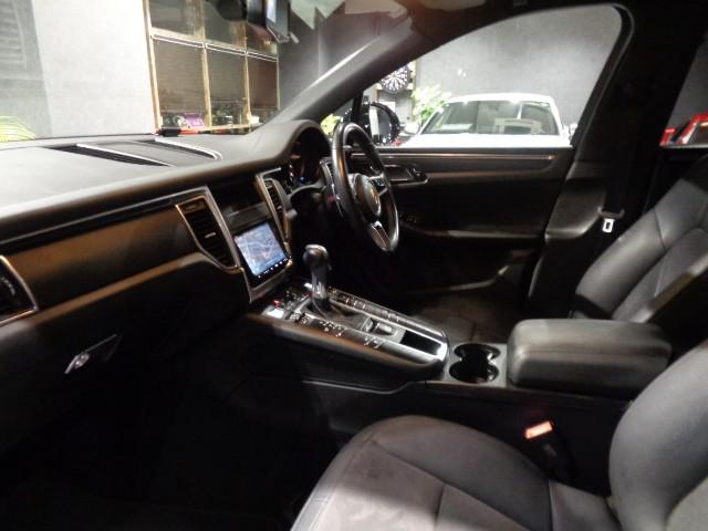 マカン マカン　２．０ターボエンジン７速ＰＤＫパドルＳ４ＷＤ黒革コンビシートナビＴＶバックサイドカメラクルーズコントロールパワーシート電動Ｒゲートブラックキャリパー５スポークＡＷアイドリングストップ走行５万Ｋ台（27枚目）