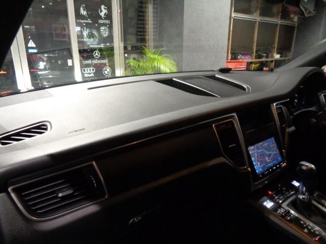 マカン マカン　２．０ターボエンジン７速ＰＤＫパドルＳ４ＷＤ黒革コンビシートナビＴＶバックサイドカメラクルーズコントロールパワーシート電動Ｒゲートブラックキャリパー５スポークＡＷアイドリングストップ走行５万Ｋ台（32枚目）