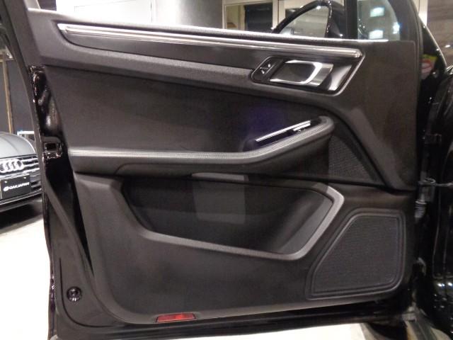 マカン マカン　２．０ターボエンジン７速ＰＤＫパドルＳ４ＷＤ黒革コンビシートナビＴＶバックサイドカメラクルーズコントロールパワーシート電動Ｒゲートブラックキャリパー５スポークＡＷアイドリングストップ走行５万Ｋ台（37枚目）