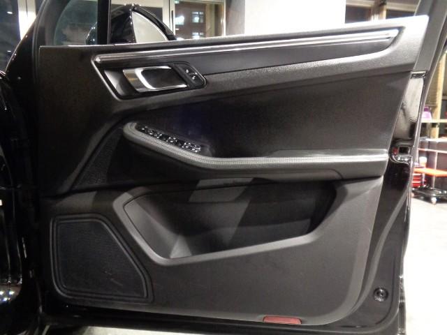 マカン マカン　２．０ターボエンジン７速ＰＤＫパドルＳ４ＷＤ黒革コンビシートナビＴＶバックサイドカメラクルーズコントロールパワーシート電動Ｒゲートブラックキャリパー５スポークＡＷアイドリングストップ走行５万Ｋ台（38枚目）