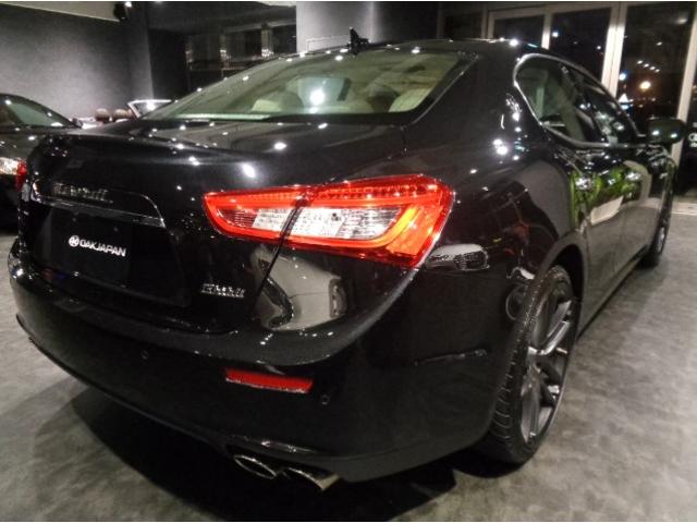 ギブリ S 3.0V6ツインターボエンジン8速ATパドルSネロリベーネカラーホワイトレザーウッドインテリアガラスSRナビTVバックカメラクルーズC20インチアルミブラックキャリパーパワーシートシートヒータHID(3枚目)