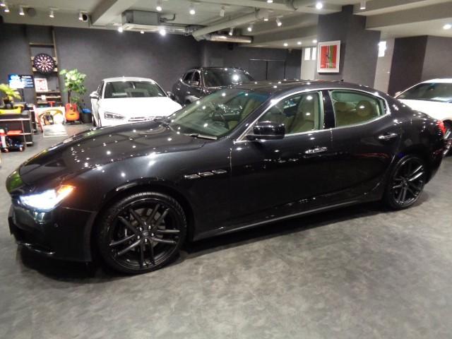 ギブリ S 3.0V6ツインターボエンジン8速ATパドルSネロリベーネカラーホワイトレザーウッドインテリアガラスSRナビTVバックカメラクルーズC20インチアルミブラックキャリパーパワーシートシートヒータHID(7枚目)