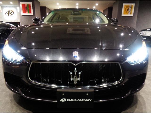 ギブリ S 3.0V6ツインターボエンジン8速ATパドルSネロリベーネカラーホワイトレザーウッドインテリアガラスSRナビTVバックカメラクルーズC20インチアルミブラックキャリパーパワーシートシートヒータHID(9枚目)