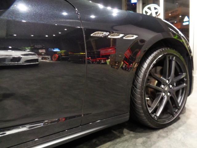 ギブリ S 3.0V6ツインターボエンジン8速ATパドルSネロリベーネカラーホワイトレザーウッドインテリアガラスSRナビTVバックカメラクルーズC20インチアルミブラックキャリパーパワーシートシートヒータHID(19枚目)