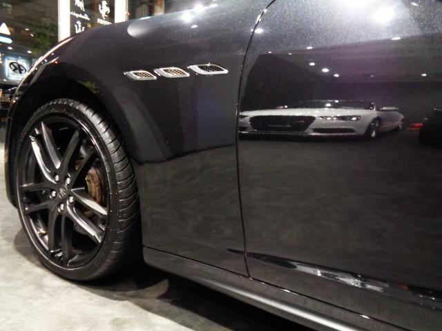 ギブリ S 3.0V6ツインターボエンジン8速ATパドルSネロリベーネカラーホワイトレザーウッドインテリアガラスSRナビTVバックカメラクルーズC20インチアルミブラックキャリパーパワーシートシートヒータHID(20枚目)