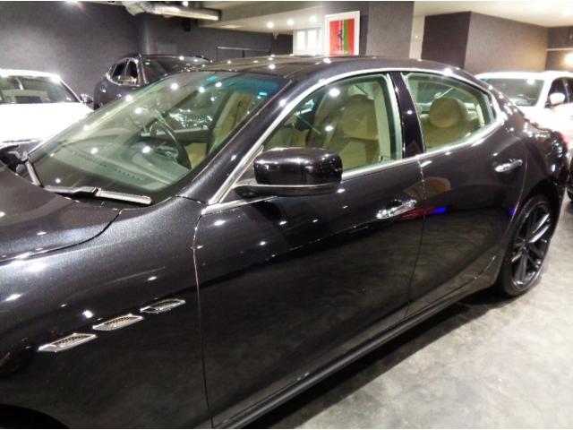 ギブリ S 3.0V6ツインターボエンジン8速ATパドルSネロリベーネカラーホワイトレザーウッドインテリアガラスSRナビTVバックカメラクルーズC20インチアルミブラックキャリパーパワーシートシートヒータHID(21枚目)