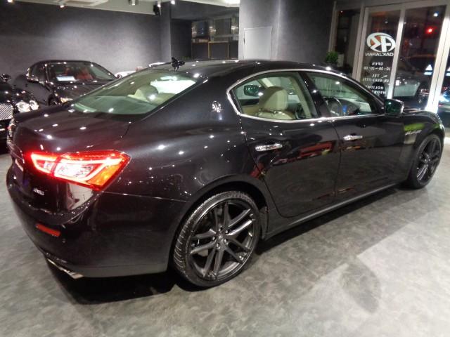 ギブリ S 3.0V6ツインターボエンジン8速ATパドルSネロリベーネカラーホワイトレザーウッドインテリアガラスSRナビTVバックカメラクルーズC20インチアルミブラックキャリパーパワーシートシートヒータHID(23枚目)