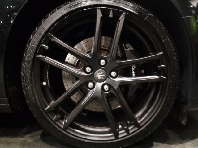 ギブリ S 3.0V6ツインターボエンジン8速ATパドルSネロリベーネカラーホワイトレザーウッドインテリアガラスSRナビTVバックカメラクルーズC20インチアルミブラックキャリパーパワーシートシートヒータHID(25枚目)