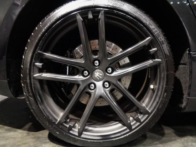 ギブリ S 3.0V6ツインターボエンジン8速ATパドルSネロリベーネカラーホワイトレザーウッドインテリアガラスSRナビTVバックカメラクルーズC20インチアルミブラックキャリパーパワーシートシートヒータHID(26枚目)