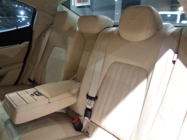 ギブリ S 3.0V6ツインターボエンジン8速ATパドルSネロリベーネカラーホワイトレザーウッドインテリアガラスSRナビTVバックカメラクルーズC20インチアルミブラックキャリパーパワーシートシートヒータHID(39枚目)