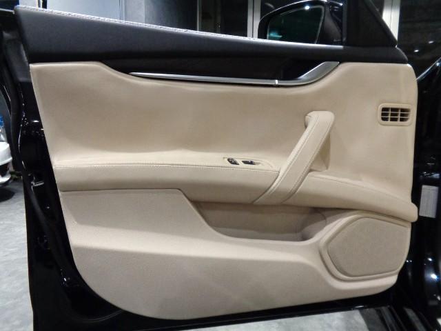 ギブリ S 3.0V6ツインターボエンジン8速ATパドルSネロリベーネカラーホワイトレザーウッドインテリアガラスSRナビTVバックカメラクルーズC20インチアルミブラックキャリパーパワーシートシートヒータHID(40枚目)