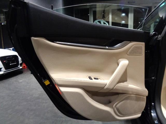 ギブリ S 3.0V6ツインターボエンジン8速ATパドルSネロリベーネカラーホワイトレザーウッドインテリアガラスSRナビTVバックカメラクルーズC20インチアルミブラックキャリパーパワーシートシートヒータHID(42枚目)