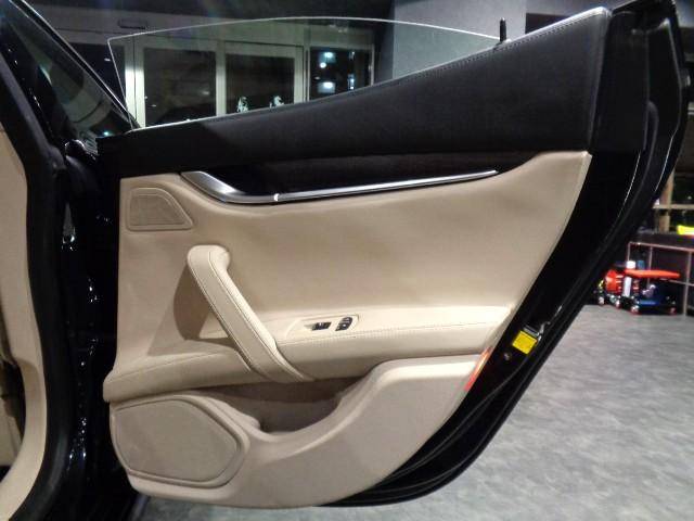 ギブリ S 3.0V6ツインターボエンジン8速ATパドルSネロリベーネカラーホワイトレザーウッドインテリアガラスSRナビTVバックカメラクルーズC20インチアルミブラックキャリパーパワーシートシートヒータHID(43枚目)