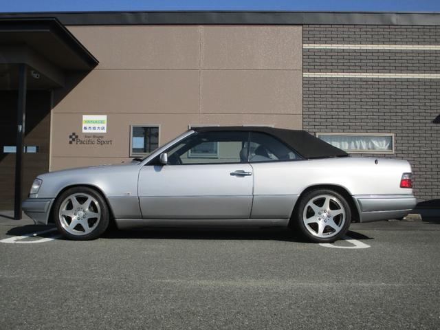 Eクラス E320 カブリオレ 2オーナー/D車/左H/福岡33ナンバー/走行1.1万キロ/ディーラー記録簿10枚有り/スポーツラインサスペンション/17インチリミテッドホイール/ブリリアントシルバー/ブラックレザー/Pシート/(4枚目)