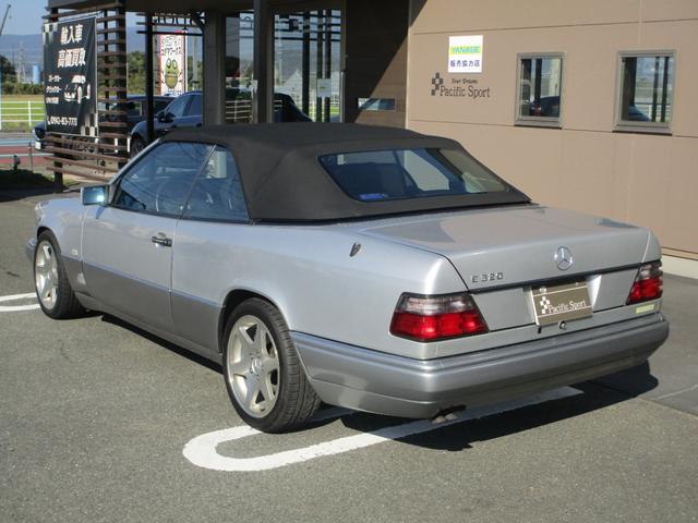 Eクラス E320 カブリオレ 2オーナー/D車/左H/福岡33ナンバー/走行1.1万キロ/ディーラー記録簿10枚有り/スポーツラインサスペンション/17インチリミテッドホイール/ブリリアントシルバー/ブラックレザー/Pシート/(5枚目)