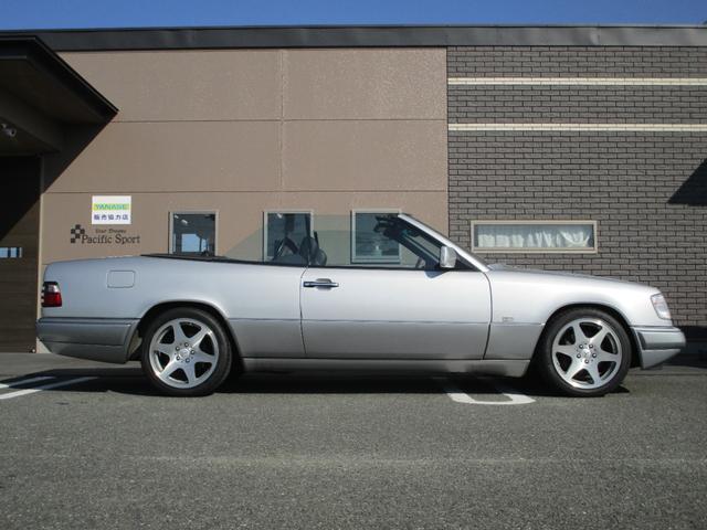 Eクラス E320 カブリオレ 2オーナー/D車/左H/福岡33ナンバー/走行1.1万キロ/ディーラー記録簿10枚有り/スポーツラインサスペンション/17インチリミテッドホイール/ブリリアントシルバー/ブラックレザー/Pシート/(11枚目)