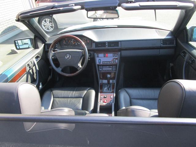 Eクラス E320 カブリオレ 2オーナー/D車/左H/福岡33ナンバー/走行1.1万キロ/ディーラー記録簿10枚有り/スポーツラインサスペンション/17インチリミテッドホイール/ブリリアントシルバー/ブラックレザー/Pシート/(14枚目)