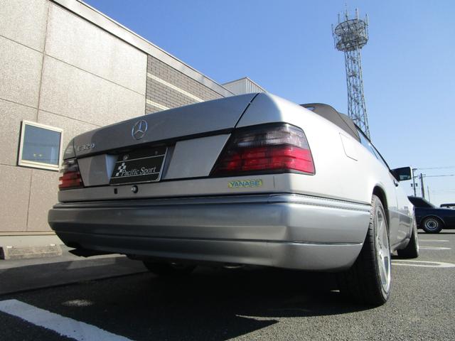 Eクラス E320 カブリオレ 2オーナー/D車/左H/福岡33ナンバー/走行1.1万キロ/ディーラー記録簿10枚有り/スポーツラインサスペンション/17インチリミテッドホイール/ブリリアントシルバー/ブラックレザー/Pシート/(28枚目)