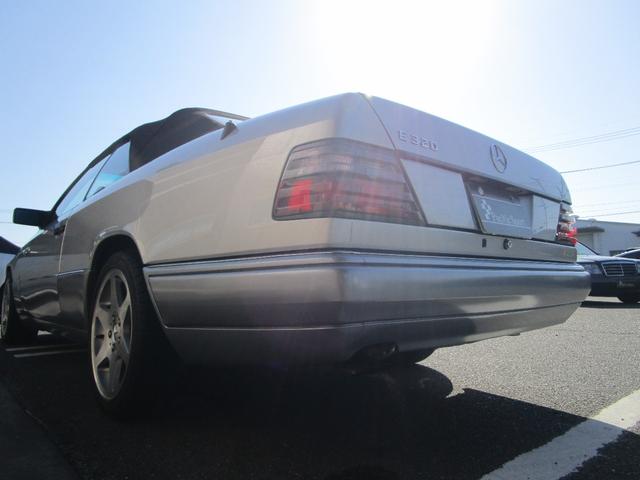 Eクラス E320 カブリオレ 2オーナー/D車/左H/福岡33ナンバー/走行1.1万キロ/ディーラー記録簿10枚有り/スポーツラインサスペンション/17インチリミテッドホイール/ブリリアントシルバー/ブラックレザー/Pシート/(29枚目)