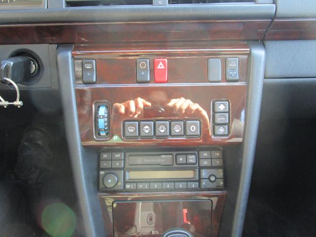 Eクラス E320 カブリオレ 2オーナー/D車/左H/福岡33ナンバー/走行1.1万キロ/ディーラー記録簿10枚有り/スポーツラインサスペンション/17インチリミテッドホイール/ブリリアントシルバー/ブラックレザー/Pシート/(32枚目)