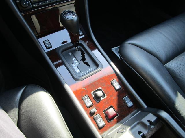 Eクラス E320 カブリオレ 2オーナー/D車/左H/福岡33ナンバー/走行1.1万キロ/ディーラー記録簿10枚有り/スポーツラインサスペンション/17インチリミテッドホイール/ブリリアントシルバー/ブラックレザー/Pシート/(33枚目)