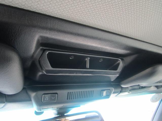 Eクラス E320 カブリオレ 2オーナー/D車/左H/福岡33ナンバー/走行1.1万キロ/ディーラー記録簿10枚有り/スポーツラインサスペンション/17インチリミテッドホイール/ブリリアントシルバー/ブラックレザー/Pシート/(35枚目)