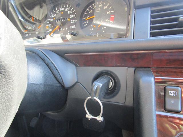 Eクラス E320 カブリオレ 2オーナー/D車/左H/福岡33ナンバー/走行1.1万キロ/ディーラー記録簿10枚有り/スポーツラインサスペンション/17インチリミテッドホイール/ブリリアントシルバー/ブラックレザー/Pシート/(36枚目)