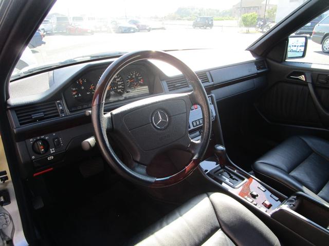 Eクラス E320 カブリオレ 2オーナー/D車/左H/福岡33ナンバー/走行1.1万キロ/ディーラー記録簿10枚有り/スポーツラインサスペンション/17インチリミテッドホイール/ブリリアントシルバー/ブラックレザー/Pシート/(39枚目)