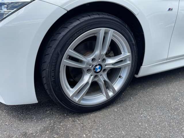 ３シリーズ ３１８ｉ　Ｍスポーツ　フロントフォグランプ　ＬＥＤヘッドライト　アルミホイール　アイドリングストップ　バック　パーキングアシスト　レーンキープアシスト（8枚目）