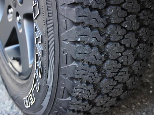 スポーツ 禁煙車 ナビゲーションTV クルーズコントロール サイドモニター パートタイム4WD 背面タイヤ キーレスエントリー 純正17インチアルミホイール ETC(25枚目)