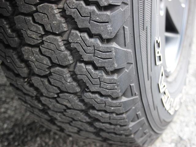 スポーツ 禁煙車 ナビゲーションTV クルーズコントロール サイドモニター パートタイム4WD 背面タイヤ キーレスエントリー 純正17インチアルミホイール ETC(26枚目)
