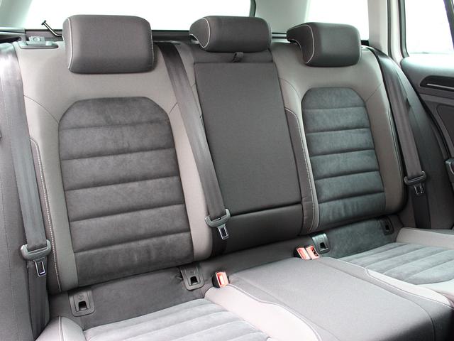 TSIハイラインブルーモーションテクノロジー 禁煙車 アダプティブクルーズコントロール レーンキープアシスト 衝突軽減ブレーキ バイキセノンヘッドライト 純正HDDナビゲーション フルセグTV アイドリングストップ パークパイロット(10枚目)