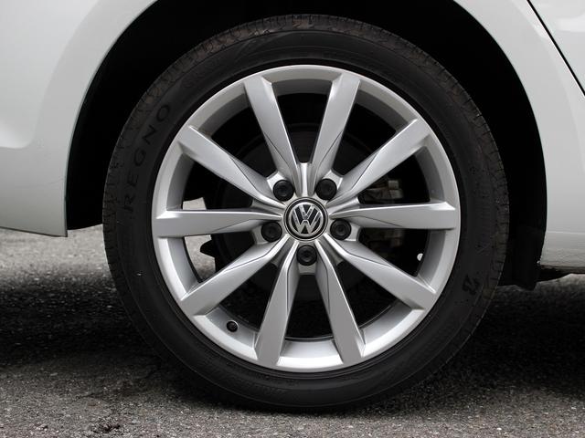 TSIハイラインブルーモーションテクノロジー 禁煙車 アダプティブクルーズコントロール レーンキープアシスト 衝突軽減ブレーキ バイキセノンヘッドライト 純正HDDナビゲーション フルセグTV アイドリングストップ パークパイロット(23枚目)