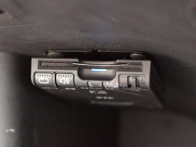 プレミアム 禁煙車 プレミアム専用ブラックレザーシート シートヒーター パナソニック製ナビゲーション 地上デジタルTV バックカメラ クリアランスソナー クルーズコントロール 純正17インチアルミホイール ETC(11枚目)