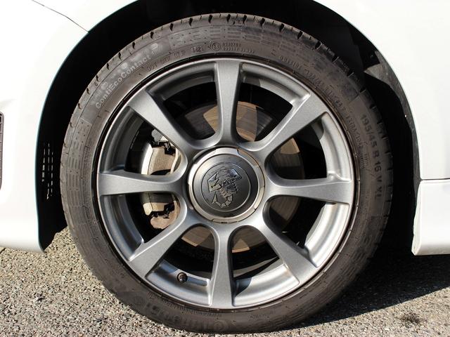 アバルト595 ベースグレード 禁煙車 アップルカープレイ・アンドロイドオート接続 キセノンライト LEDデイタイムランニングライト 純正前後ドライブレコーダー 純正16インチアルミホイール アルミペダル・DASHアルミフットレスト(20枚目)