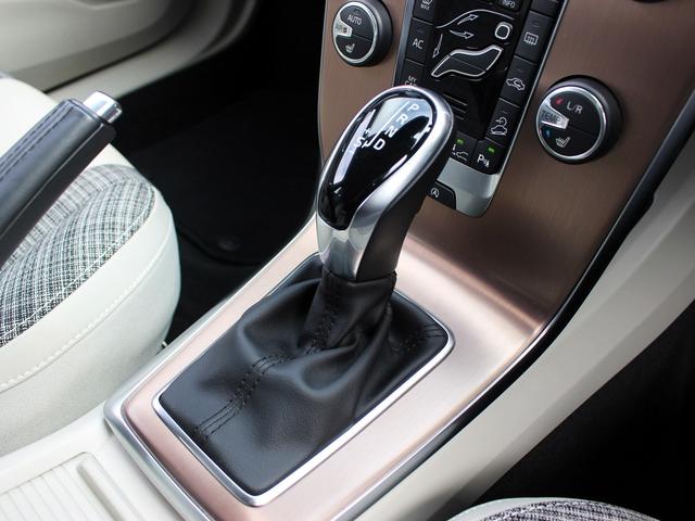 Ｖ４０ クロスカントリー　Ｔ５　ＡＷＤ　モメンタム　禁煙車　純正ナビゲーション　バックカメラ　ＴＶ　アダプティブクルーズコントロール　ブラインドスポットモニター　レーンキーピングエイド　フルＬＥＤヘッドライト　デイタイムランニングライト　シートヒーター（7枚目）