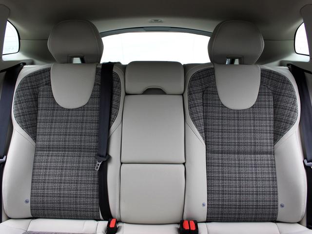 Ｖ４０ クロスカントリー　Ｔ５　ＡＷＤ　モメンタム　禁煙車　純正ナビゲーション　バックカメラ　ＴＶ　アダプティブクルーズコントロール　ブラインドスポットモニター　レーンキーピングエイド　フルＬＥＤヘッドライト　デイタイムランニングライト　シートヒーター（14枚目）