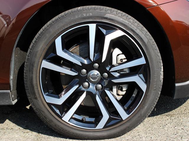 Ｖ４０ クロスカントリー　Ｔ５　ＡＷＤ　モメンタム　禁煙車　純正ナビゲーション　バックカメラ　ＴＶ　アダプティブクルーズコントロール　ブラインドスポットモニター　レーンキーピングエイド　フルＬＥＤヘッドライト　デイタイムランニングライト　シートヒーター（18枚目）