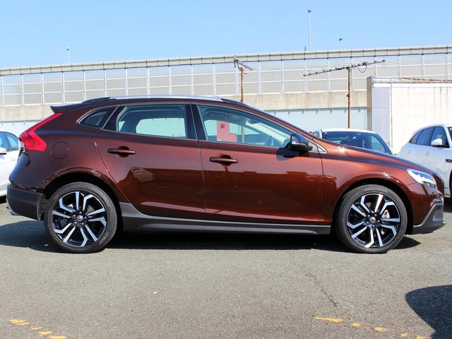 Ｖ４０ クロスカントリー　Ｔ５　ＡＷＤ　モメンタム　禁煙車　純正ナビゲーション　バックカメラ　ＴＶ　アダプティブクルーズコントロール　ブラインドスポットモニター　レーンキーピングエイド　フルＬＥＤヘッドライト　デイタイムランニングライト　シートヒーター（24枚目）