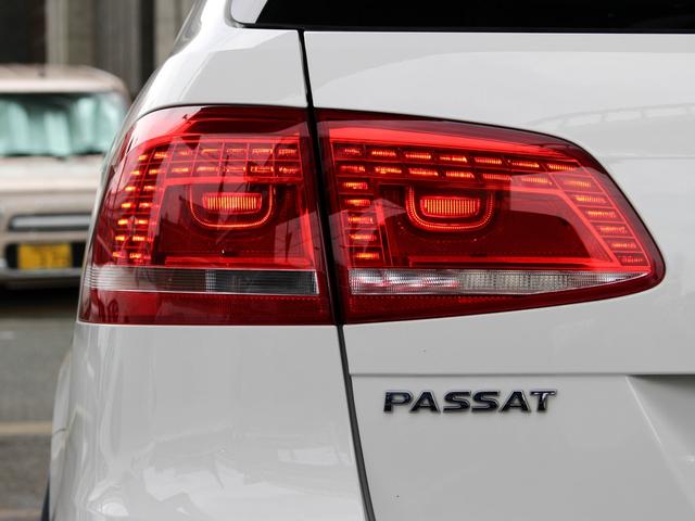 パサートヴァリアント Rラインエディション 禁煙車 買取車 純正ナビゲーションシステム バックカメラ TV 電動レザーシート&ヒーター バイキセノンヘッドライト 純正18インチアルミホイール アイドリングストップ クルーズコントロール ETC(74枚目)