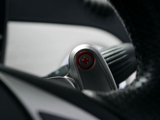 アバルト500 ベースグレード 禁煙車 キセノンヘッドライト フォグライト ヘッドライトウォッシャー リアパーキングセンサー ETC スポーツモード オートエアコン パドルスイッチ ウインドウバイザー 純正16インチアルミホイール(35枚目)