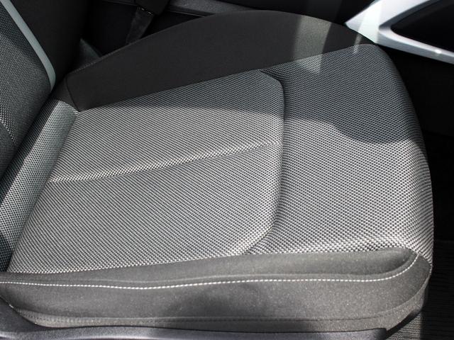 運転席の座面にスレや破れ等はございません。詳しくはフリーコール００７８−６０４１−９７６７までお電話下さい