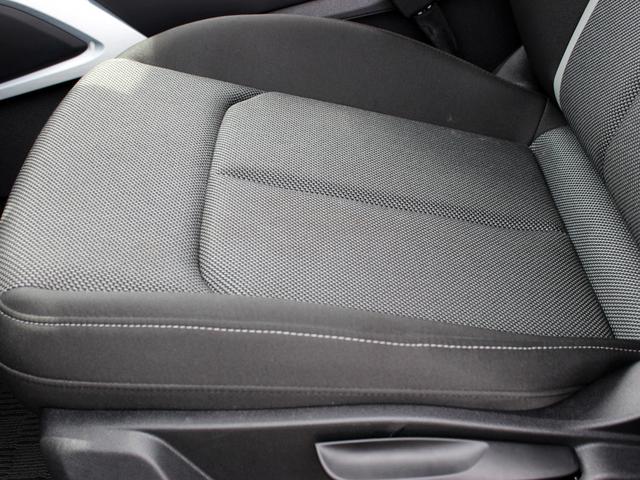 助手席の座面にスレや破れ等はございません。詳しくはフリーコール００７８−６０４１−９７６７までお電話下さい