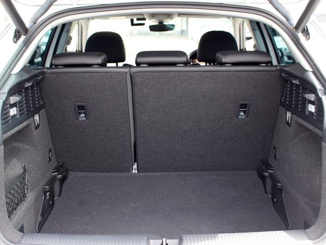 パワーリアゲートを採用しております。荷物などを持ったままスマートキーの操作で開閉可能な便利な機能です。詳しくはフリーコール００７８−６０４１−９７６７までお電話下さい