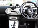 ステアリングスイッチで運転中でも音量等の操作が楽に行えます。クルーズコントロールのスイッチも付いています。